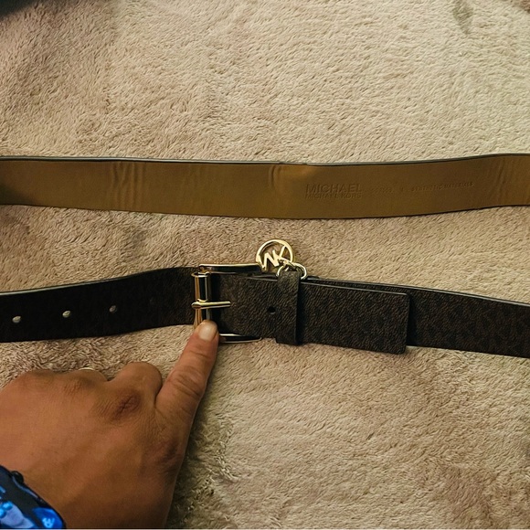 I have this beautiful belt for women size L original Michael kors - Picture 3 of 3